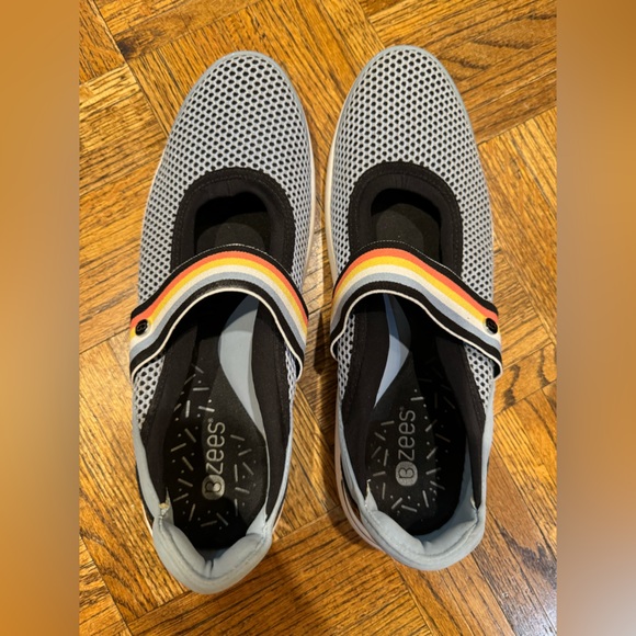 Cute light blue/grey B’zees in 9.5 US - Picture 2 of 7